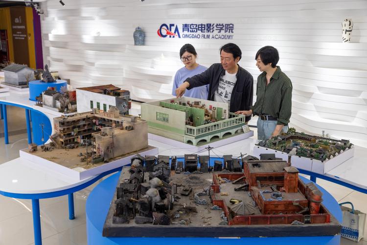 外聘教授指导学生"影视模型与置景"专业教学影视工业离不开美术置景